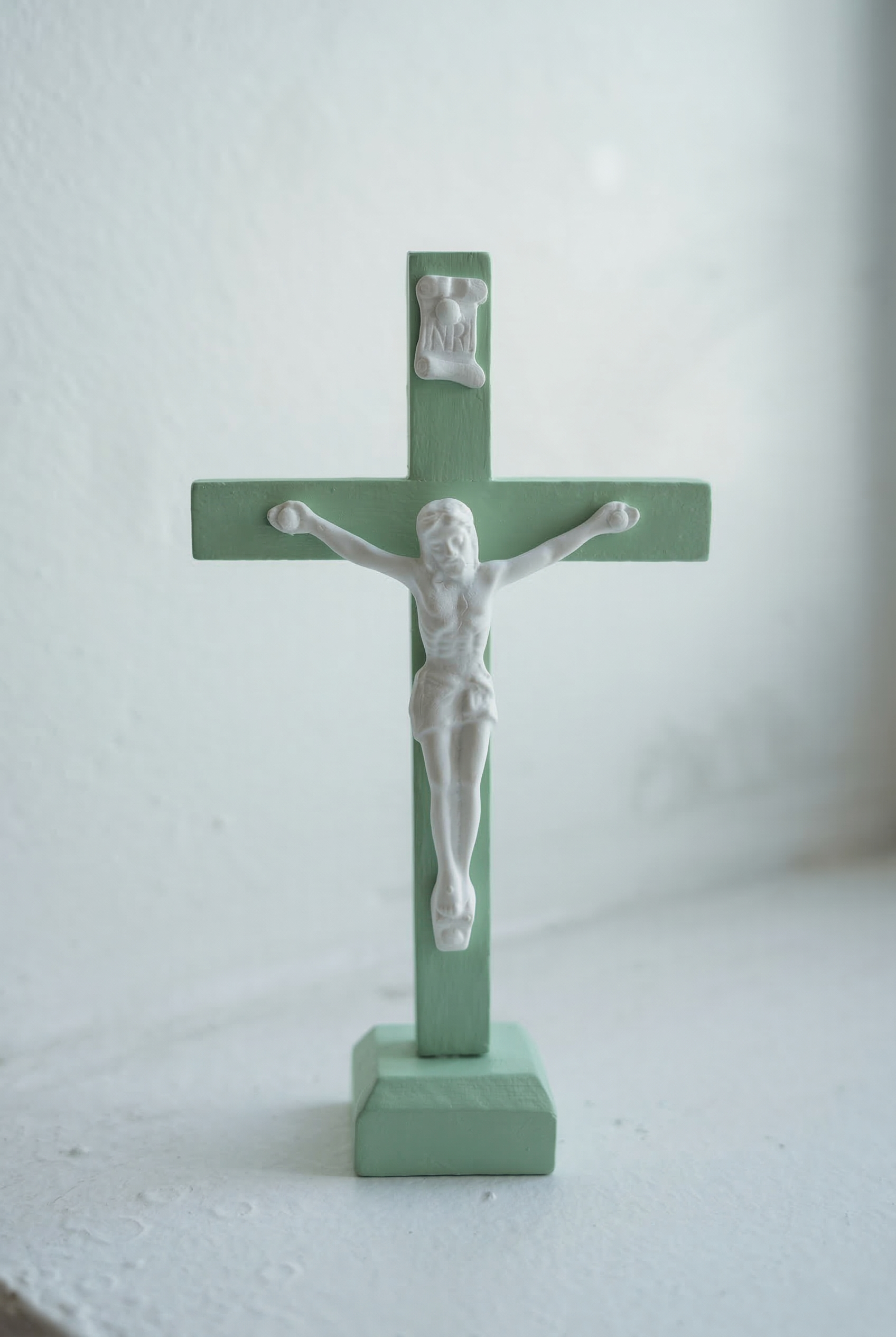 Crucifix artisanal bois peint vert sauge Le Croisetier Anjou